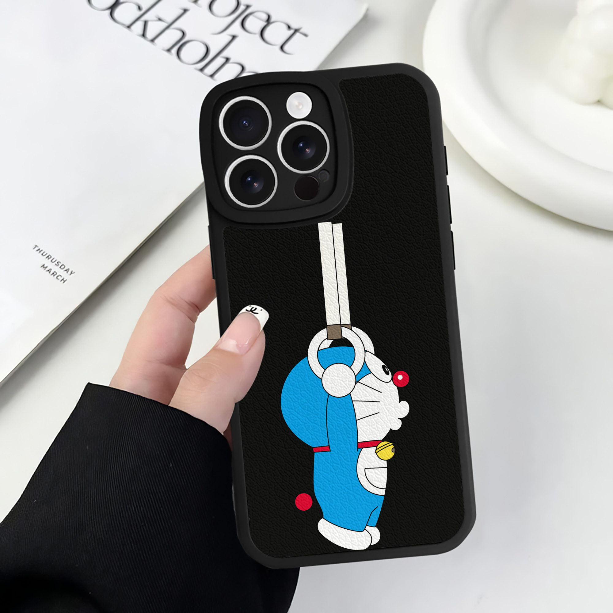 （画像用） ドラえもん Doraemon 【iPhone 16シリーズ対応】シリコンスマホケース（レザー調） 材質：シリコン